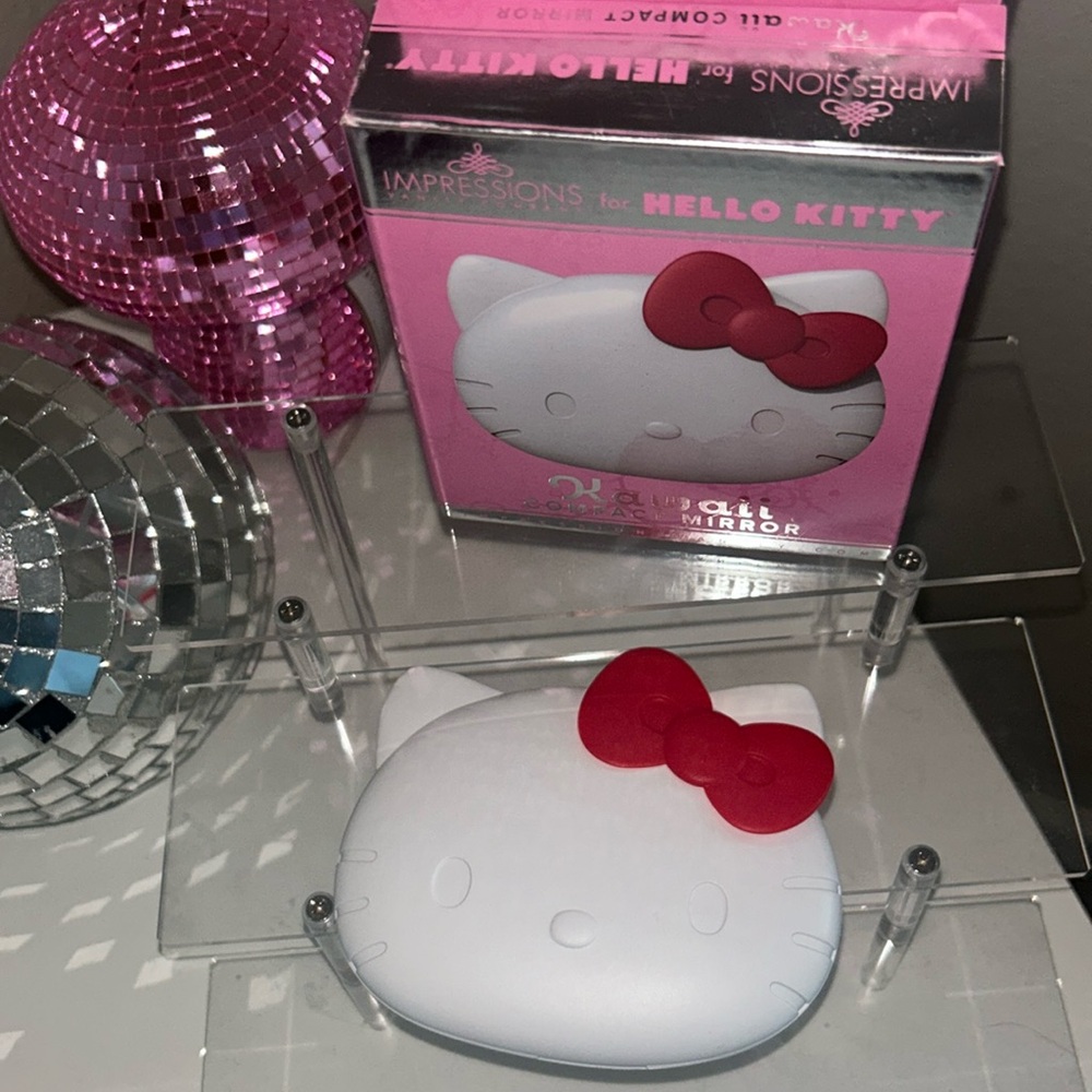 Hello Kitty mirror 🎀❤️🤍